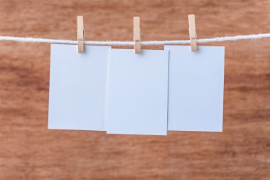 clothespins ile asılı boş üç beyaz fotoğraf çerçeveleri