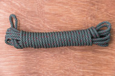 Ahşap zemin üzerine yeşil ip