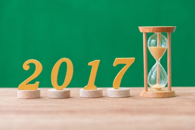 kum saati ve altın ahşap yazı tipi yıl ahşap masa 2017