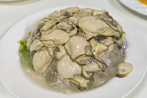 Çanak buz ile taze istiridye