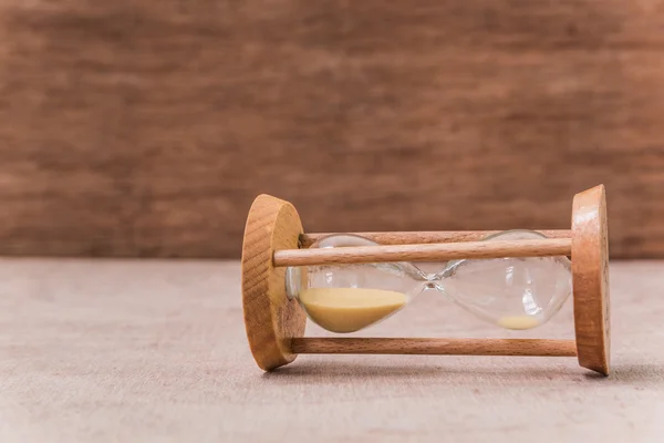 Vintage sandglass på träbord — Stockfoto