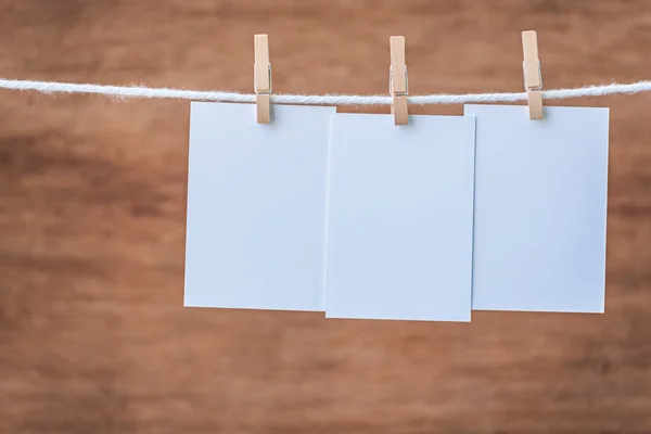 Vazio três molduras fotos brancas penduradas com clothespins — Fotografia de Stock