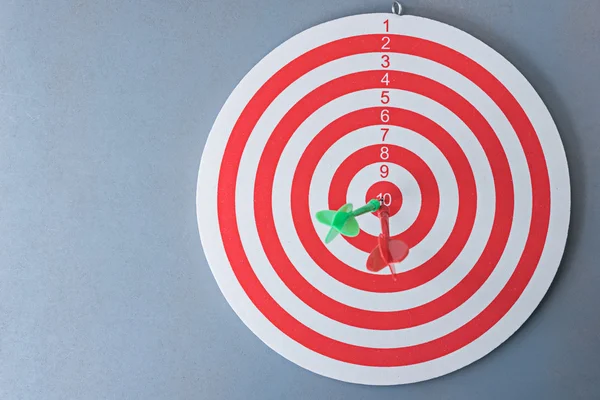Red and green darts on dartboard — Stock Photo, Image