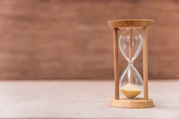 Вінтажний пісочний годинник на дерев'яному столі — стокове фото