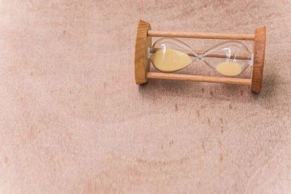 Старинное песочное стекло на деревянном столе — стоковое фото