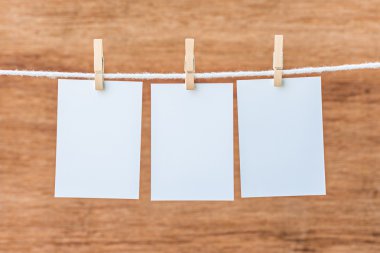 clothespins ile asılı boş üç beyaz fotoğraf çerçeveleri