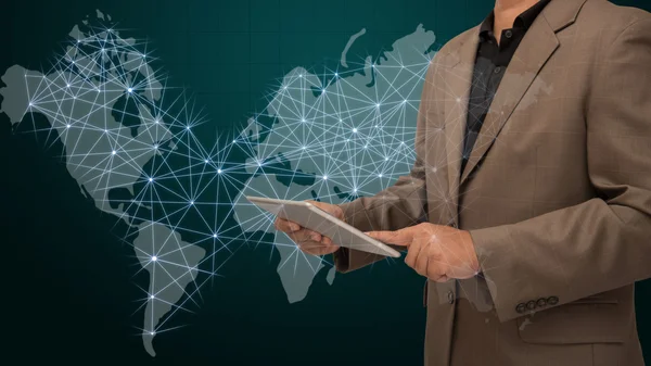 Homem de negócios usando tablet com fundo de tela do mapa do mundo visual — Fotografia de Stock