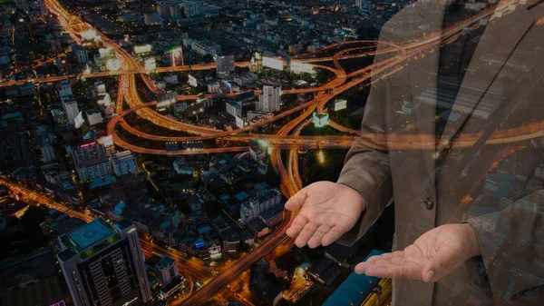 Бізнесмен показує нічне сучасне місто, бізнес-концепція — стокове фото