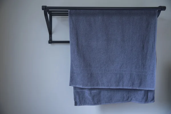Полотенце висит на вешалке — стоковое фото