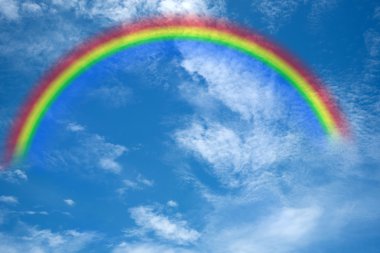 Gökkuşağı ve mavi gökyüzü arka plan beyaz bulutlar