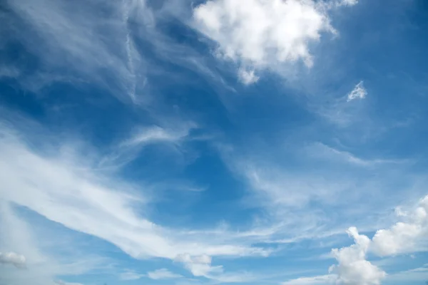 Witte wolken in de blauwe lucht voor achtergrond — Stockfoto