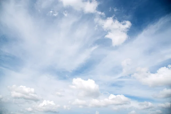 Witte wolken in de blauwe lucht voor achtergrond — Stockfoto