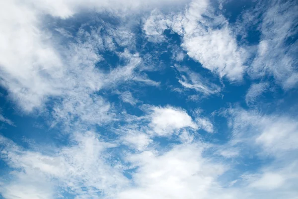 Nuvens brancas no céu azul para o fundo — Fotografia de Stock
