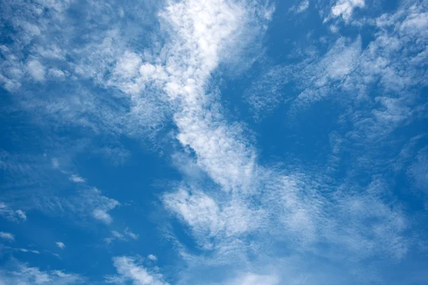 Witte wolken in de blauwe lucht voor achtergrond — Stockfoto