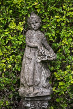 Heykel Bahçe yeşil yaprakları arka plan ile