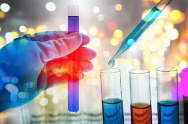 Laboratuvar test tüpü tutan bilim adamı el çift pozlama