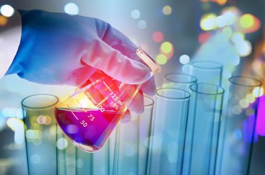 Laboratuvar test tüpü tutan bilim adamı el çift pozlama