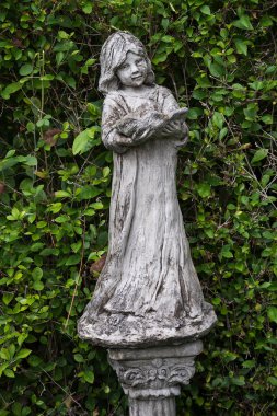 Heykel Bahçe yeşil yaprakları arka plan ile