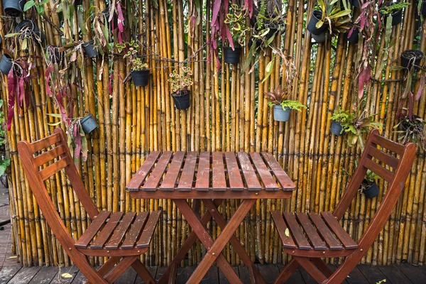 Leerer Holztisch im Restaurant für ein romantisches Abendessen, geöffnet ai — Stockfoto