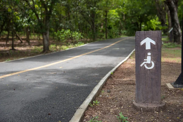 Estrada sinal cadeira de rodas no parque — Fotografia de Stock