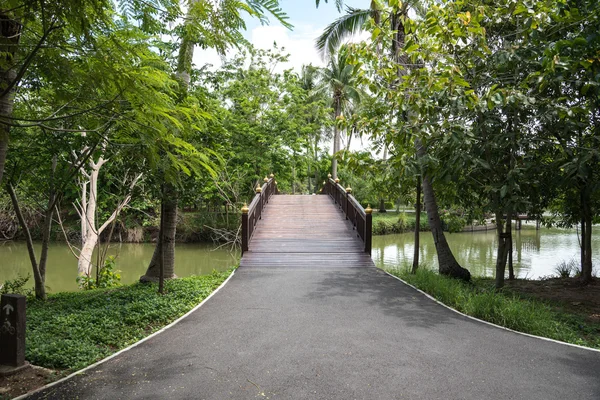 Puente de madera roja en el parque —  Fotos de Stock