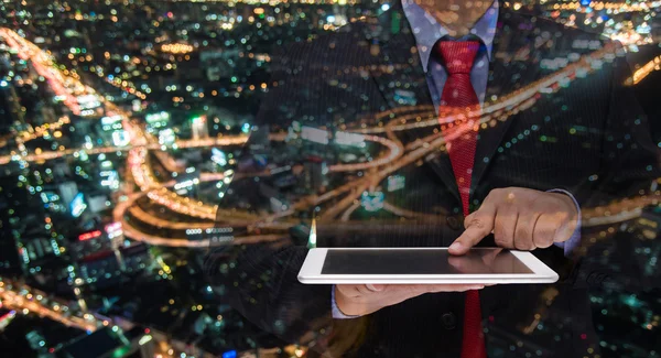 Double exposition de l'homme d'affaires en utilisant tablette avec nuit moderne c — Photo