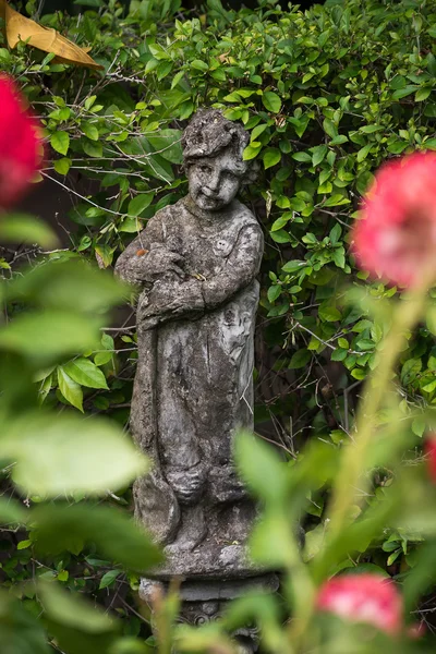 Heykel Bahçe yeşil yaprakları arka plan ile