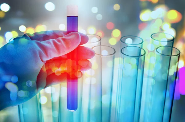 Doppelbelichtung des Wissenschaftlers Hand haltend Labor-Reagenzglas — Stockfoto
