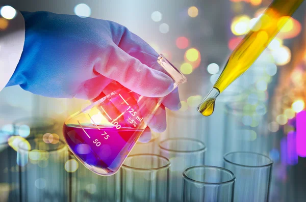 Laboratuvar test tüpü tutan bilim adamı el çift pozlama