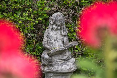 Heykel Bahçe yeşil yaprakları arka plan ile