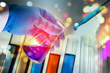Laboratuvar test tüpü tutan bilim adamı el çift pozlama