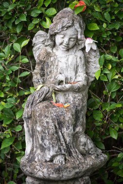 Heykel Bahçe yeşil yaprakları arka plan ile