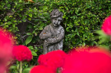 Heykel Bahçe yeşil yaprakları arka plan ile