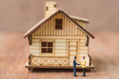 iş minyatür insanlar karşılıklı bir ev modeli ile