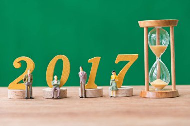 Altın ahşap yazı tipi yıl 2017 ve kum cam ahşap masa üzerinde