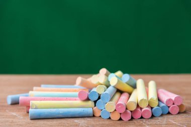 renkleri yeşil arka plana sahip tablo üzerinde çeşitli tebeşirler