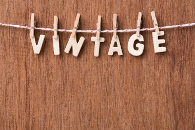 ahşap metin Vintage asılı ahşap arka plan üzerinde clothespins ile