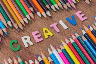 arka plan için çok renkli kalemler arasında ahşap metin Creative