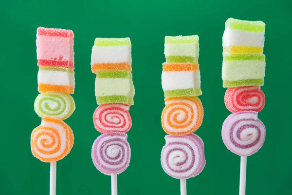 Fruta de geleia colorida em fundo verde — Fotografia de Stock