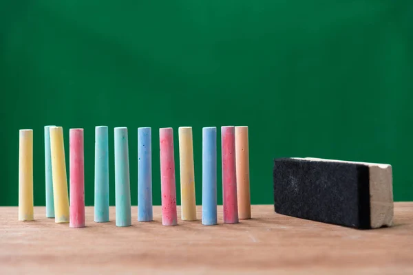 Giz em uma variedade de cores e escova na mesa — Fotografia de Stock
