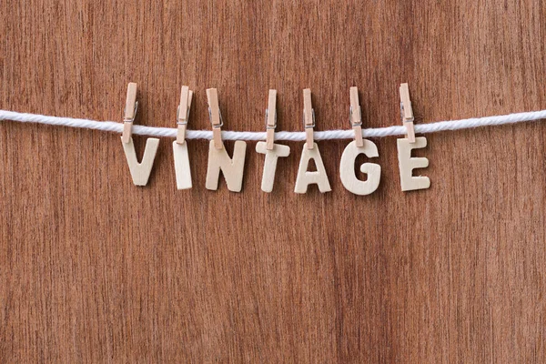 Texto de madera VINTAGE colgando con pinzas de ropa —  Fotos de Stock