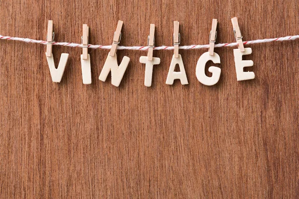 Ahşap metin Vintage asılı ahşap arka plan üzerinde clothespins ile — Stok fotoğraf