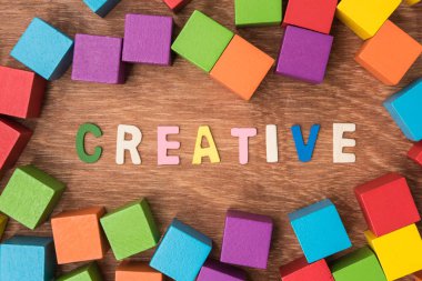 renkli ahşap küp yapı taşları ile metin Creative