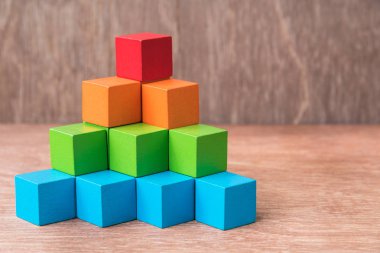 ahşap arka plan üzerinde renkli ahşap küp yapı bloklarının yığını