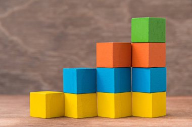 ahşap arka plan üzerinde renkli ahşap küp yapı bloklarının yığını