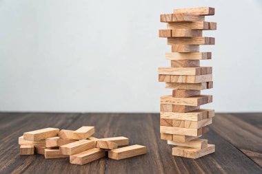 Beyaz masa ahşap blok yığını