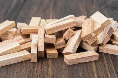 kahverengi ahşap yapı taşı