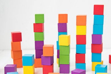 Renkli ahşap küp yapı taşları yığını