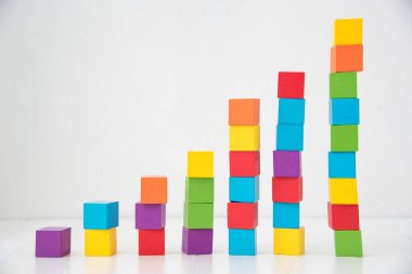 Renkli ahşap küp yapı taşları yığını