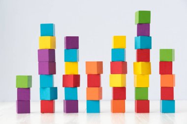 Renkli ahşap küp yapı taşları yığını